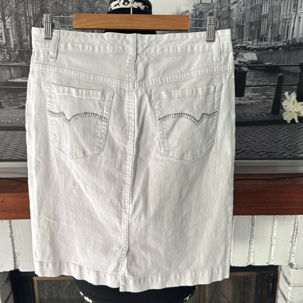 Jones New York Women Sutton Pencil Skirt White Denim Stretch Size 10 Slimming